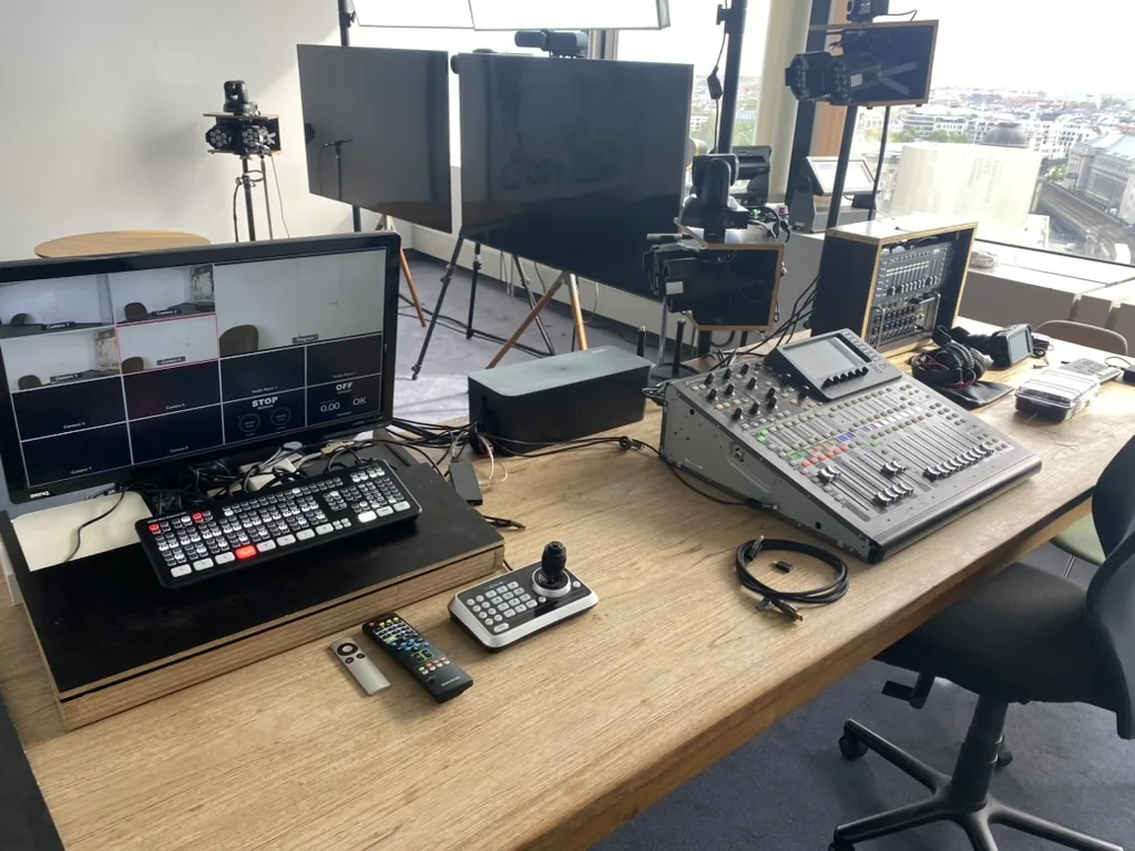 Echte Audiotechnik mit Mischpult, PTZ-Kamera und Funkstrecken in einem Veranstaltungsraum